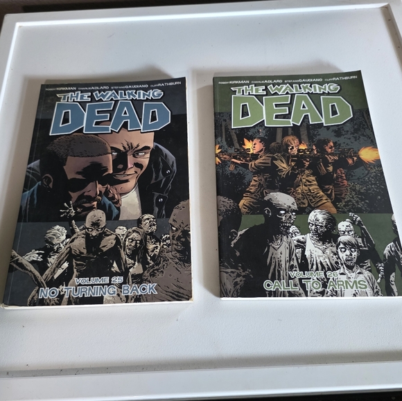 The Walking Dead Comic Books Set Volume 25 & 26 - Picture 1 of 5